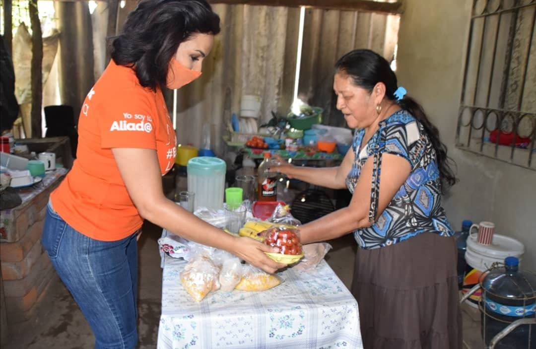 TuAliad's tweet photo. 🔸@AraizColima Pdta del #SMDIFCol sigue atendiendo vulnerabilidad de familias ante contingencia COVID-19
🔸Llevó alimento caliente, plátanos y jitomate a la colonia Tierra y Libertad en beneficio de 100 personas
🔸A #NN entregó cereal, leche en polvo con vainilla y de chocolate https://t.co/YwGoOtK3sF