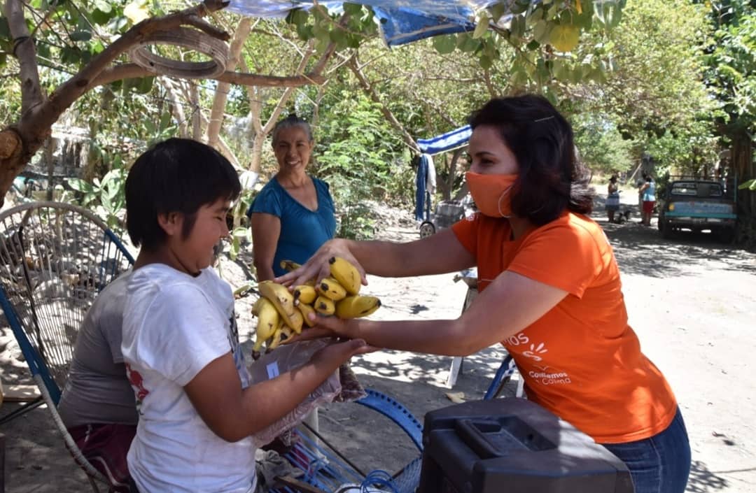 TuAliad's tweet photo. 🔸@AraizColima Pdta del #SMDIFCol sigue atendiendo vulnerabilidad de familias ante contingencia COVID-19
🔸Llevó alimento caliente, plátanos y jitomate a la colonia Tierra y Libertad en beneficio de 100 personas
🔸A #NN entregó cereal, leche en polvo con vainilla y de chocolate https://t.co/YwGoOtK3sF