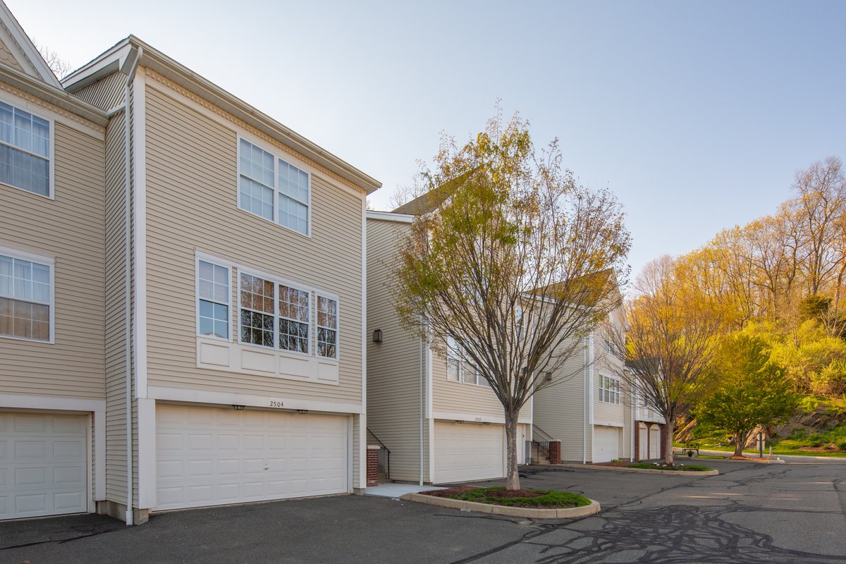 lamaralrealtor's tweet photo. Brand New to the Market! Stunning 3 bedroom, 2.5 bath "Bedford" tri-level townhouse in desirable Lexington Mews, Danbury. #realestate #realtorlife #realestateagent #readytosell #Townhouse  #Danbury #NYCommute  #moveinready #newlisting #listingagent #homeforsale $338K https://t.co/FSe2uCQp1h