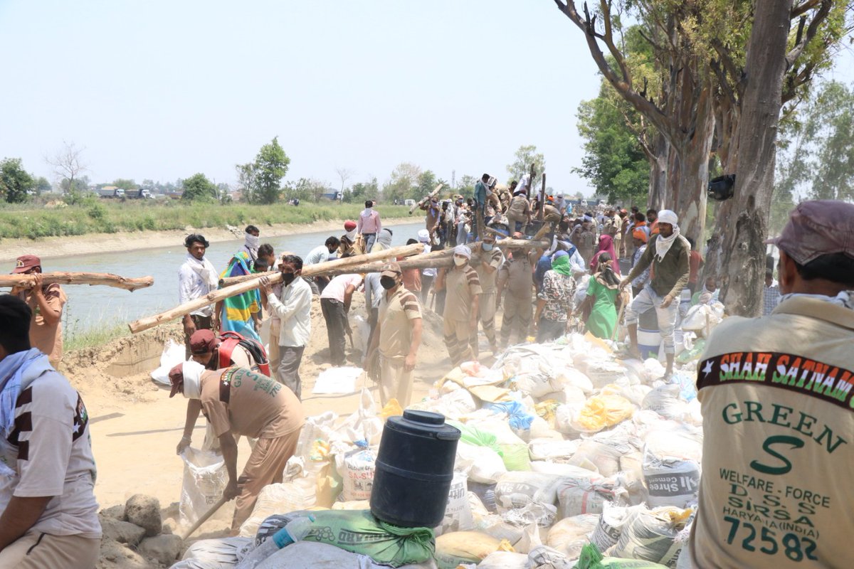 Sanvi02006183's tweet photo. The breach in the river bank near the Ranwar village , karnal is being restored by volunteers of Dera Sacha Sauda  doing  great humanity work . #DisasterReliefByDSS 
@Gurmeetramrahim https://t.co/Vat6pdz52A