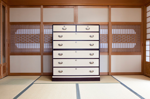 Kiri is also very soft and lightweight, which is great for transport and moving home (even the newlywed bride could lug the large tansu by herself, an important point before moving vans). Photo of a carpenter shop specializing in kiritansu.