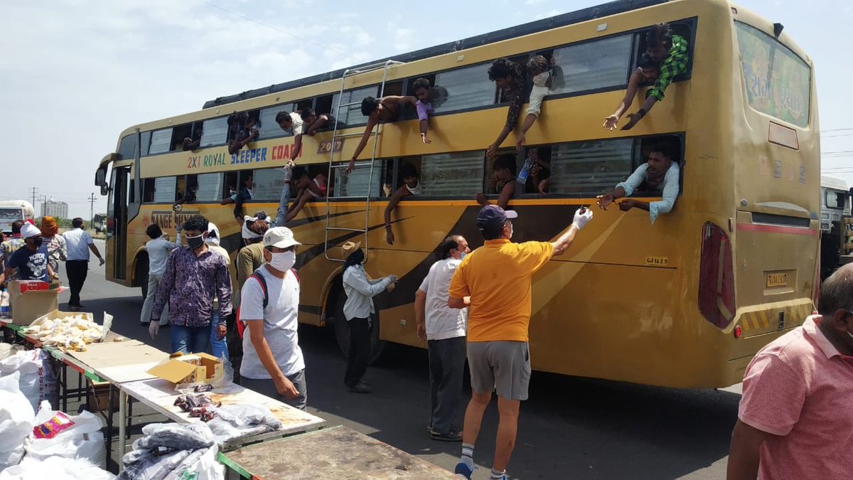 shankar_xl's tweet photo. A salute again to the volunteers providing food, medicines and essentials to #MigrantsOnTheRoad #Indore Bypass near #OceanParkIndore near #DPSIndore https://t.co/TEGomH6Jch