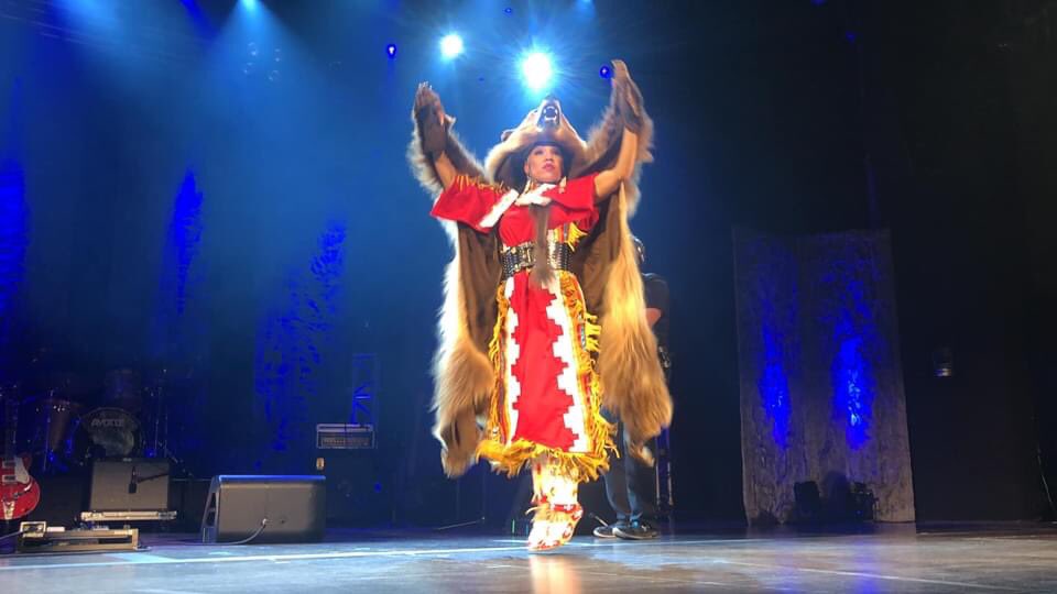 LowaBeebe's tweet photo. #throwback to one year ago today at the “2019 Indigenous Music Awards tonight in Winnipeg, Manitoba!! Thank you Lisa Meeches for the work you & your team do year-after-year!! An amazing memorable show!! #thankful #IMAs2019 #Indigenous #Awards #Winnipeg” https://t.co/OjyW2f5RaL