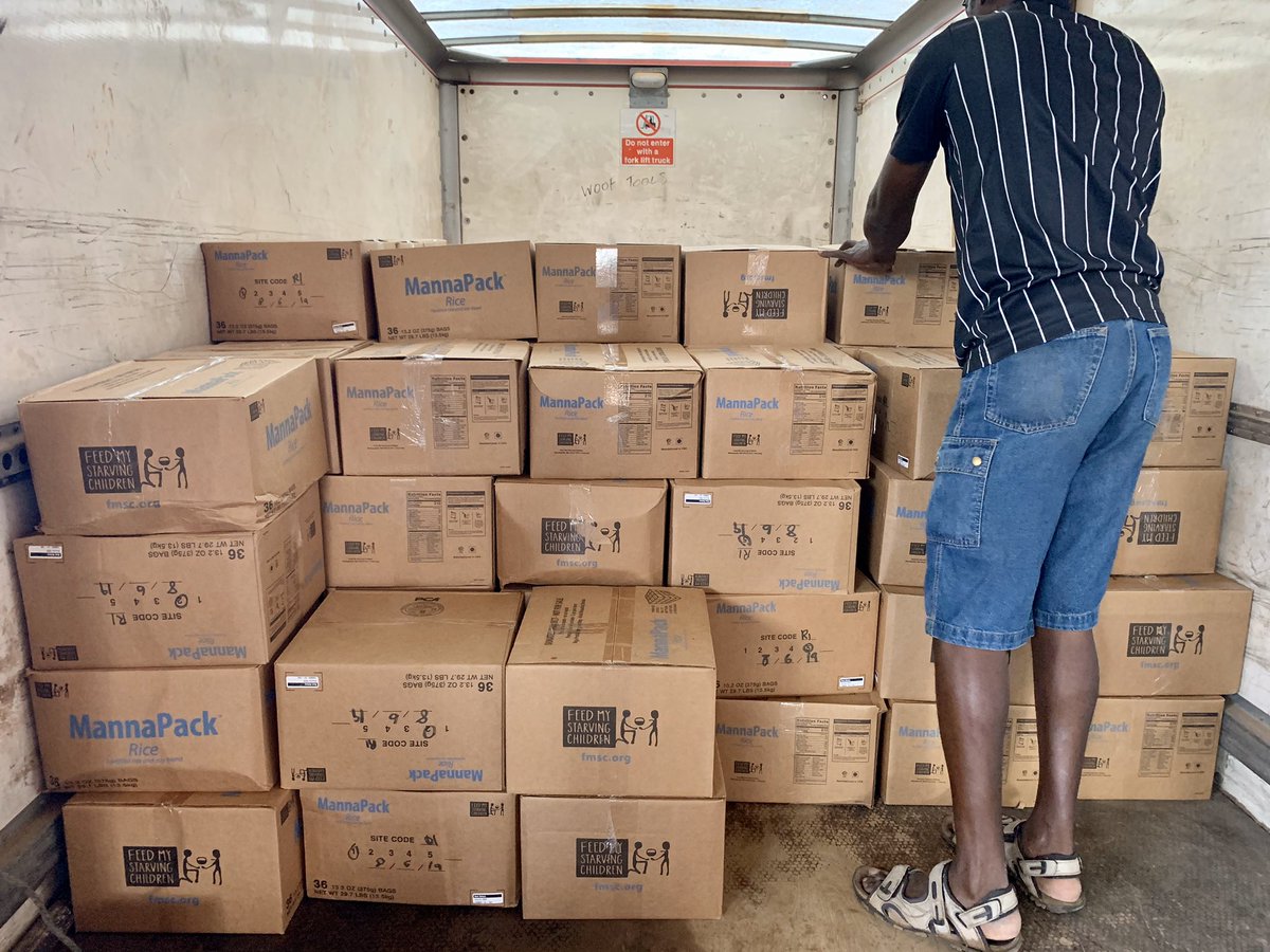 jeffarington's tweet photo. RT @AlbertMavunga: Loading 4 tones food for over 200 families in Chipinge and Chimanimani to help fight the effects of #Covid19Zim and #lockdownzim. Thanks to friends and partners. @world_help @jeffarington @JerryFalwellJr @smile4africazim https://t.co/OyiRsX5zmk