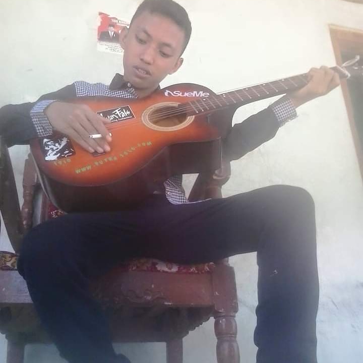 AditLexso's tweet photo. Aku akan memainkan Gitar dan menyanyikan lagu dari Iwan Fals atau The Beatles atau Didi Kempot atau apapun itu asalkan yg mampu membuat ku lupa akan hadir mu waktu itu.!!!
JREENNGGG..
#sobatambyar #PuraPuraBahagia #Redup https://t.co/ufRdglFmeF