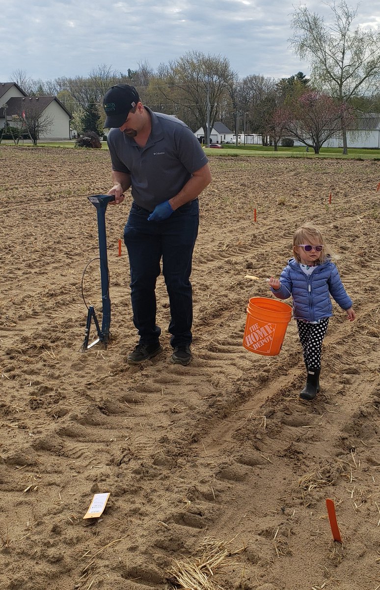 HORIZON_SEEDS's tweet photo. Busy morning before the rain. Hand planting crossing blocks for our breeding program.
We have the cutest assistant helping us today. #seedsofthefuture #family #corn
@c_vanlaecke https://t.co/mMIUTJN4Ib