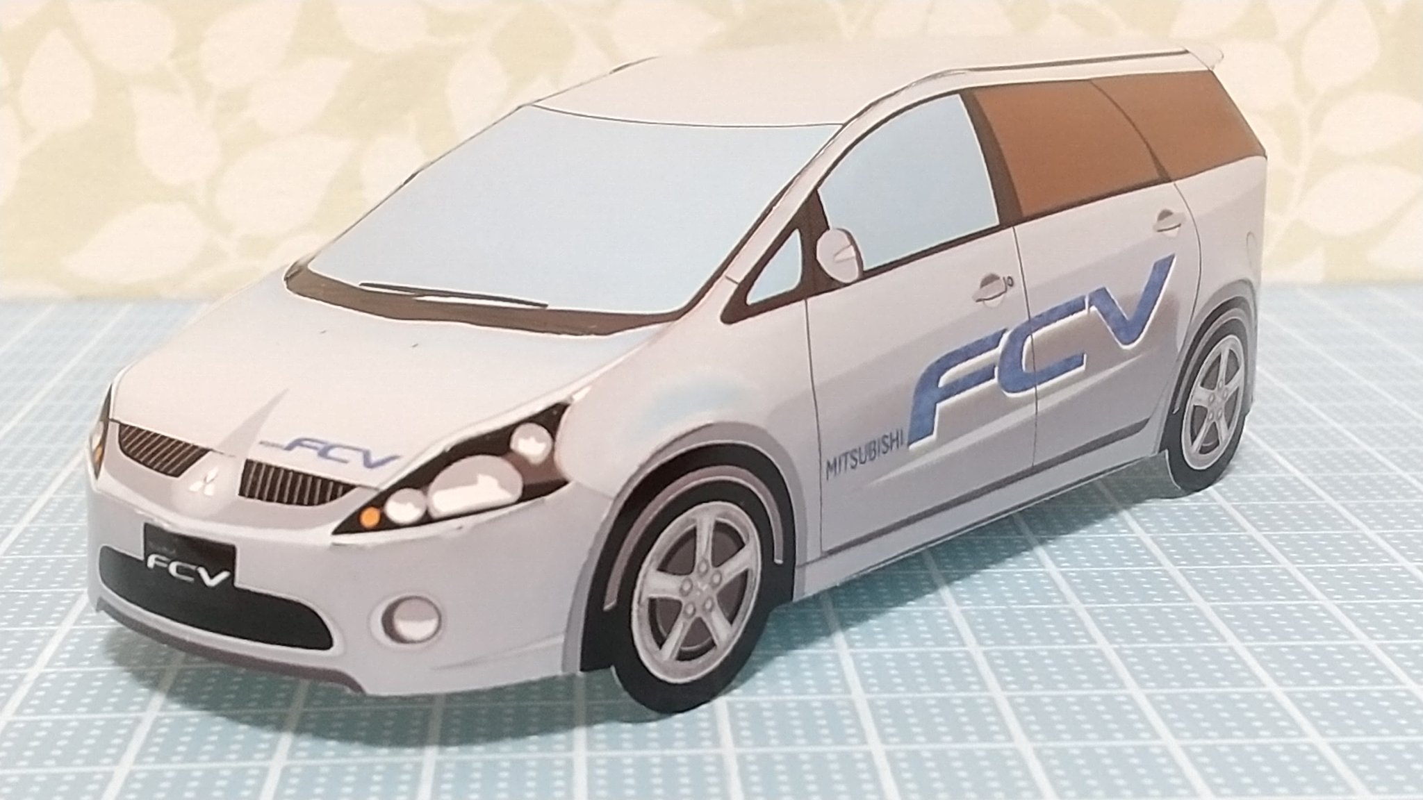 よし ペーパークラフト 三菱 グランディス Fcv 以前三菱自動車のホームページで公開されていた溝呂木陽さんのペーパークラフトです グランディスはオリビエ ブーレイさんの未来的なデザインのクルマです ブーレイさんはbd Bg型のレガシィの