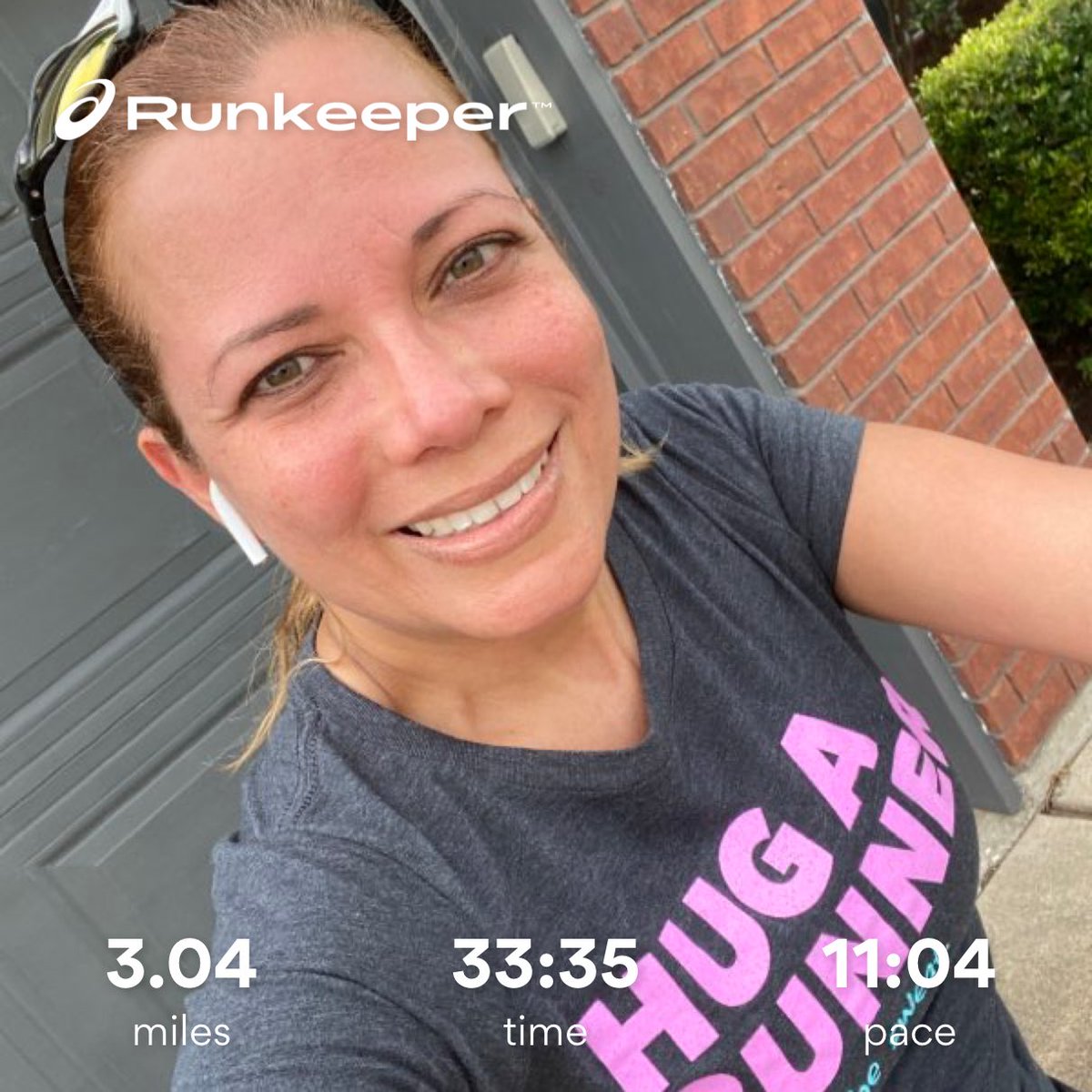 KerenAguinaga's tweet photo. Tried to channel you, ⁦@karagoucher⁩ during my run 🏃‍♀️ since this shirt reminds me of you! #HugARunner #NotAPandemicFriendlySlogan #HaHa #ButSoon 🤗🤗🤗 https://t.co/a3pn3KnMGu