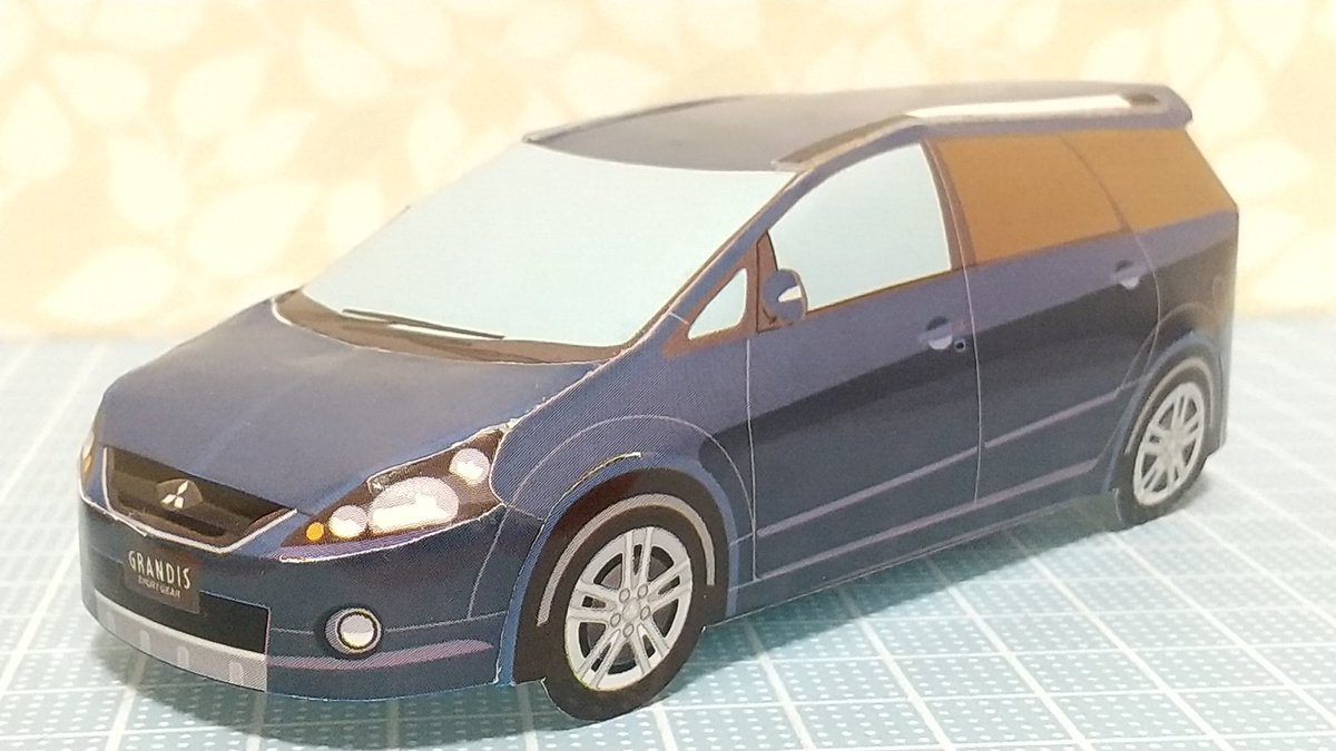 よし ペーパークラフト 三菱 グランディス スポーツギア 以前三菱自動車のホームページで公開されていた溝呂木陽さんのペーパークラフトです グランディスのsuv風のモデルです ちょっぴり無骨なスタイルになることで力強い表情になりました キリッ