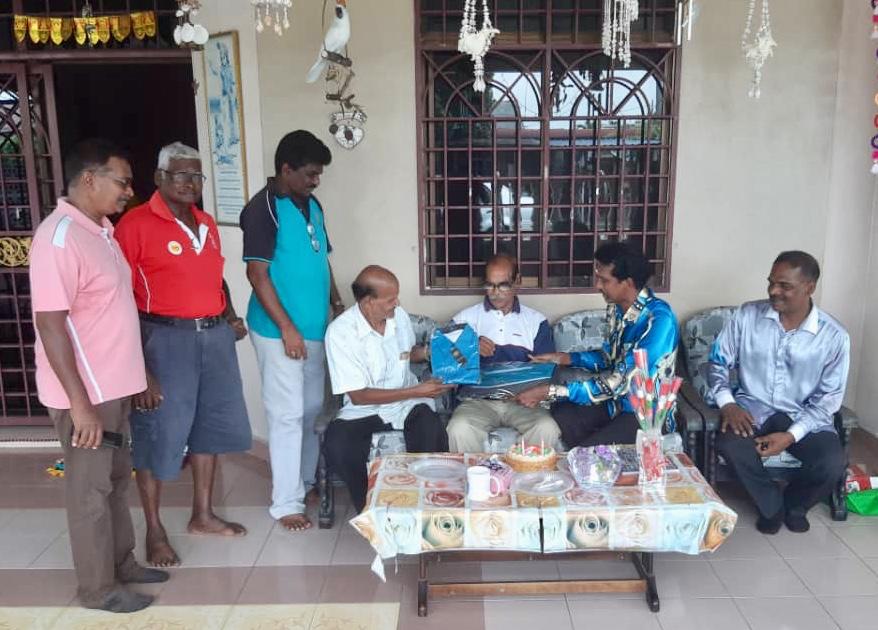 MIC_Malaysia's tweet photo. MIC Bahagian Baling meraihkan Hari Guru bersama mantan Guru Besar En.Parasuraman(72) di Taman Batu Pekaka bsrsama Cikgu Ramasamy, En.Arokiam, David, Vengades, Devaraj Misai, Amasi &amp; Ponmugan
#MICNews #MICKedah https://t.co/cZyUwkPggW