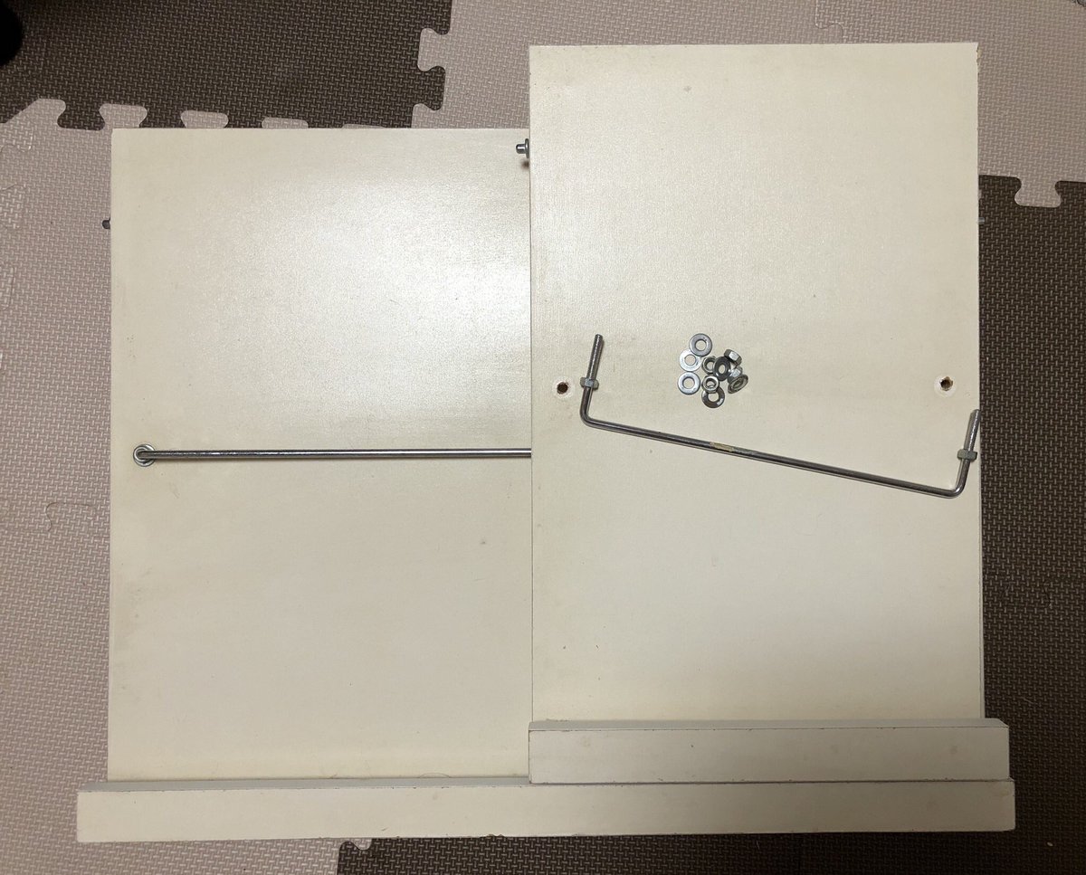 375.本棚の部品
フラップ付きの本棚だったが、子どもが躓いて怪我するかもしれないと旦那が心配したため、その部分をはずして処分。
今までありがとう。
#捨て活