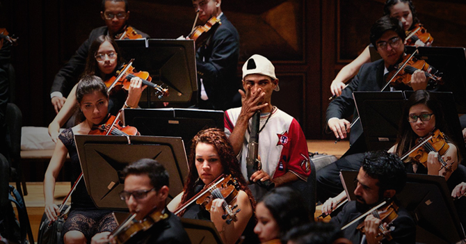 ChiguireBipolar's tweet photo. Malandro entra a la Orquesta Sinfónica de Venezuela silbando la pistola https://t.co/w17h9lcC6t https://t.co/75dljAehKT