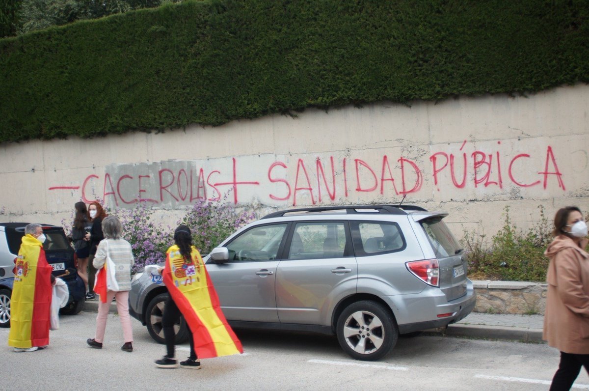 JorgeMoruno's tweet photo. Defender la sanidad es defender al pueblo español. Sacan la bandera pero España les da igual. (Aravaca) https://t.co/IdvCaiGydb