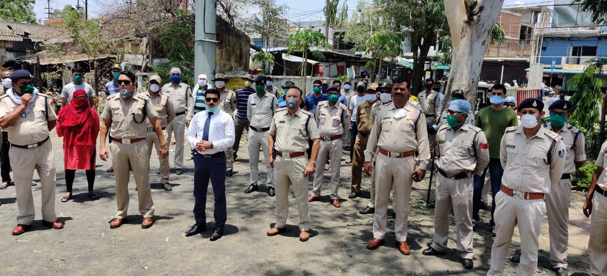 CP_Bhopal's tweet photo. निशांतपुरा थाना परिसर मे Dr. @CbsDangi (सीनियर साईंटिस्ट व निदेशक पैरामेडिकल #आरकेडीएफ_यूनिवर्सिटी ) द्वारा #भोपाल_पुलिस को कोरोना से बचाव व रोकथाम के उपाय तथा आत्मविश्वास बढाने व निडर व सतर्क रहने संबंधी ज्ञानवर्धन किया गया-
Read More - https://t.co/ddgDd7MQ4g https://t.co/PMNN1zMTnT