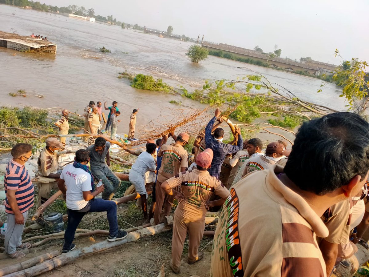 RajeshS74129146's tweet photo. #DisasterReliefByDSS ऐसी संस्था और भक्तों पर गर्व होना चाहिए देश और दुनिया को जो लोगों की जान बचा रहे  हैं। Saint Ram Rahim Ji ने अपनी जान पर खेलकर दूसरों की जान बचाना सिखाया है अपने महान अनुयायियों को। और मानवता भलाई के कार्य पूरी दृढ़ता से कर रहे हैं बाबा के अनुयाई। https://t.co/wo0RCsnyZ4