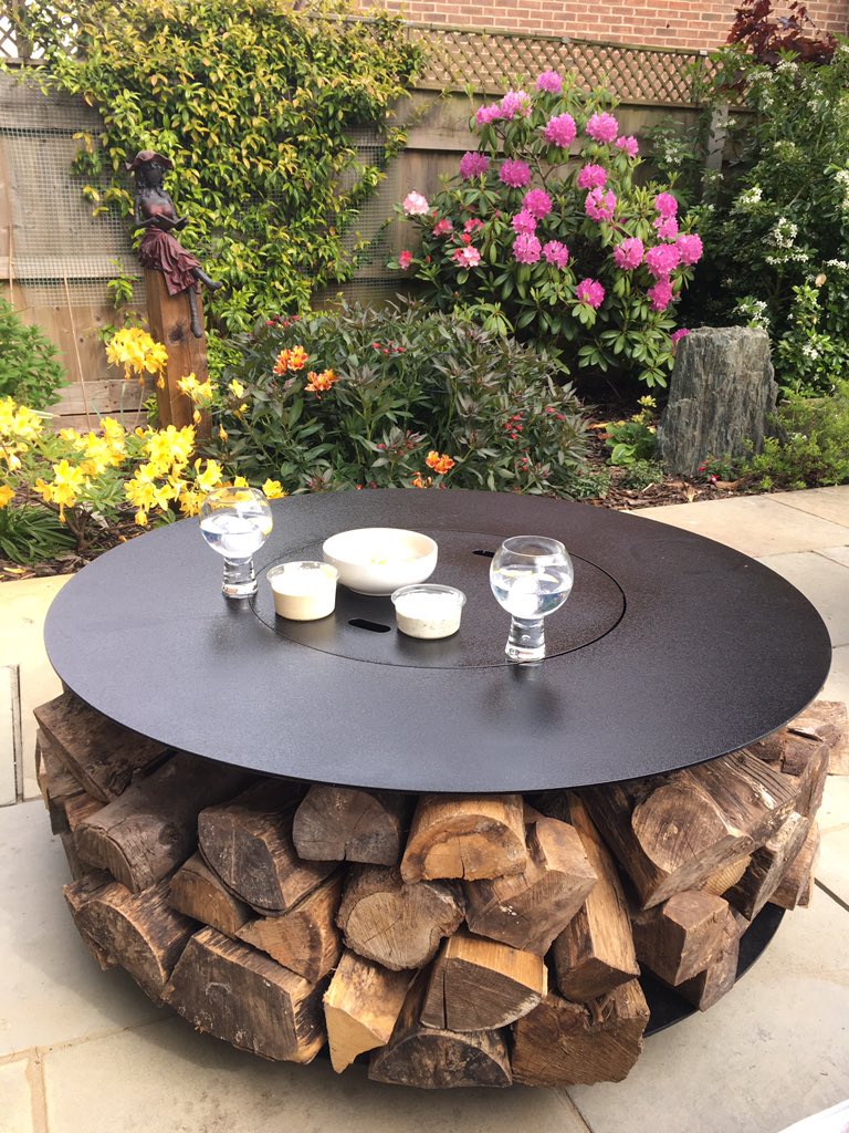 It’s gin o’clock with crisp and dips around the Deluxe Log Fire Pit 🔥<a href="/BombaySapphire/">Bombay Sapphire</a> <a href="/FeverTreeMixers/">Fever-Tree Mixers</a> <a href="/LogFirepit/">Deluxe Log Fire Pit</a>