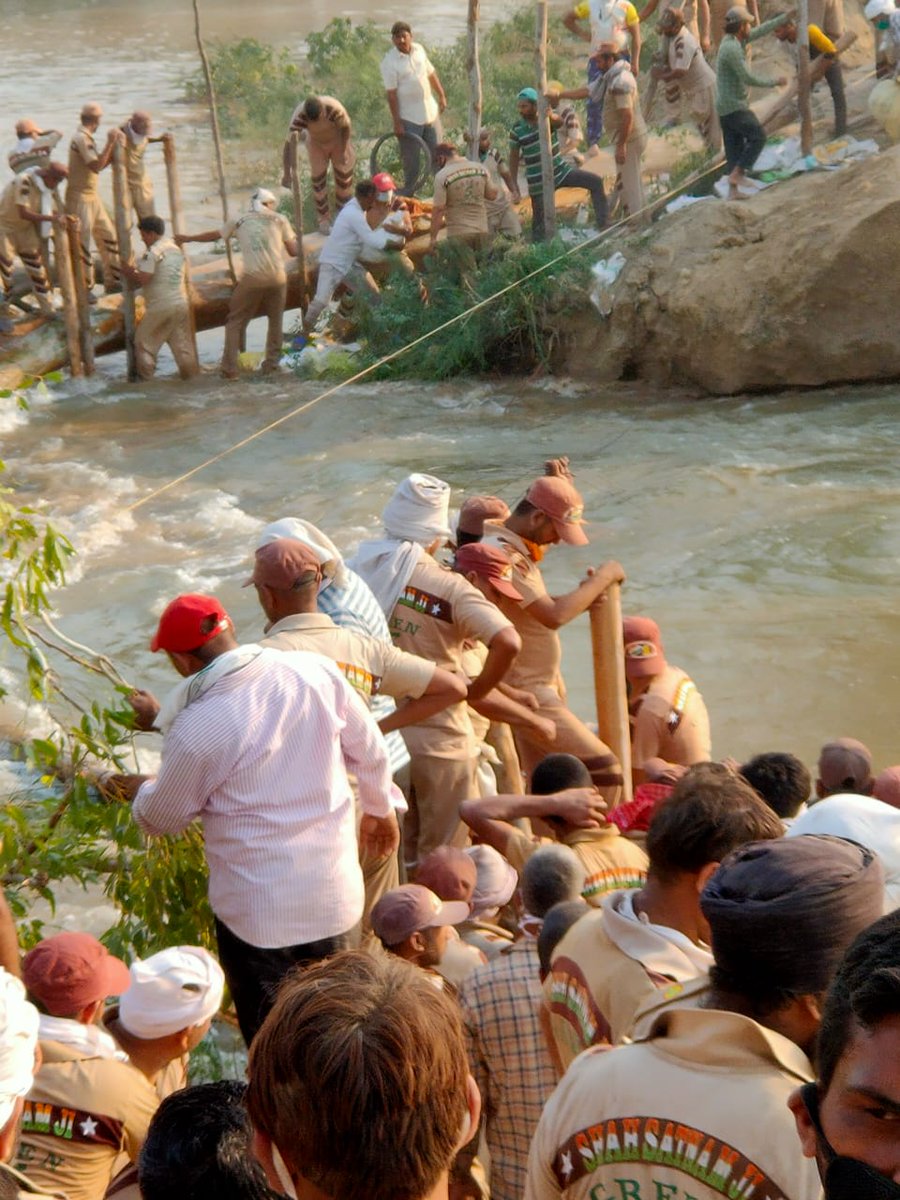 RajeshS74129146's tweet photo. #DisasterReliefByDSS ऐसी संस्था और भक्तों पर गर्व होना चाहिए देश और दुनिया को जो लोगों की जान बचा रहे  हैं। Saint Ram Rahim Ji ने अपनी जान पर खेलकर दूसरों की जान बचाना सिखाया है अपने महान अनुयायियों को। और मानवता भलाई के कार्य पूरी दृढ़ता से कर रहे हैं बाबा के अनुयाई। https://t.co/wo0RCsnyZ4