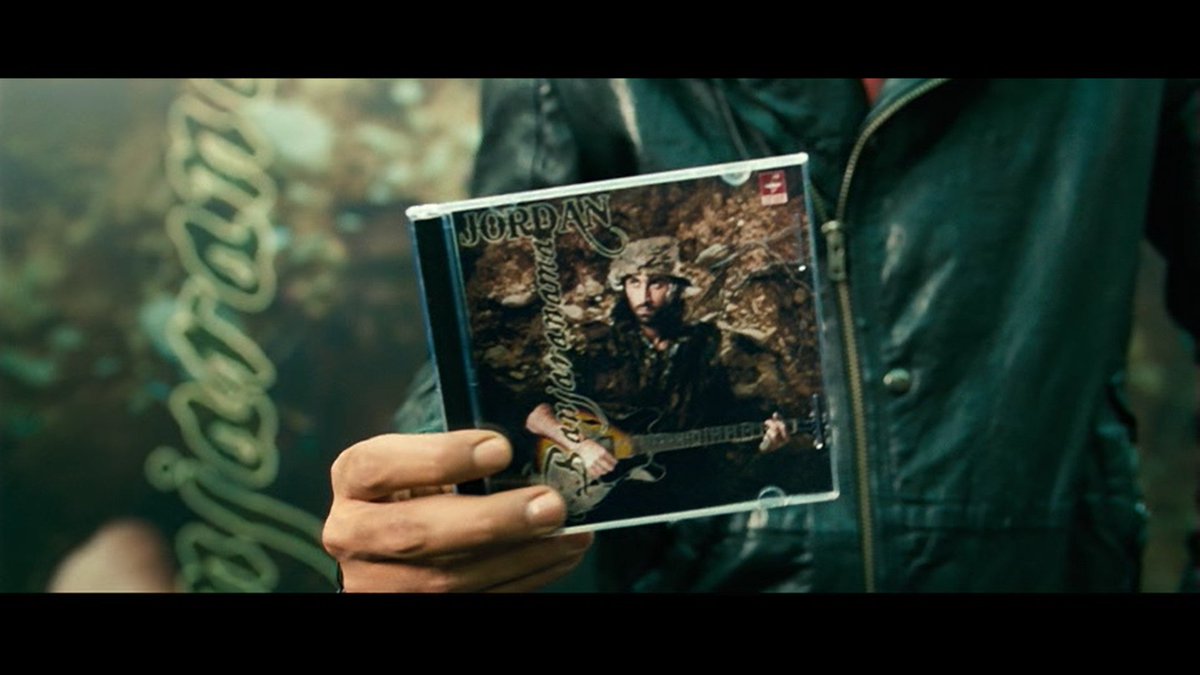 This moment is pure bliss. Looking at Shammi Sahab playing Shehnai, Ranbir on the guitar. And, Just look at the images 3 and 4, Jordan, who has become bitter, and angry smiles after a long time looking at his college friends, but all they do is treat him like a Glam Billboard.