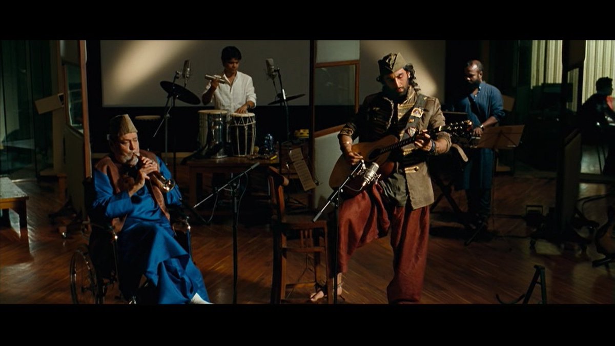 This moment is pure bliss. Looking at Shammi Sahab playing Shehnai, Ranbir on the guitar. And, Just look at the images 3 and 4, Jordan, who has become bitter, and angry smiles after a long time looking at his college friends, but all they do is treat him like a Glam Billboard.