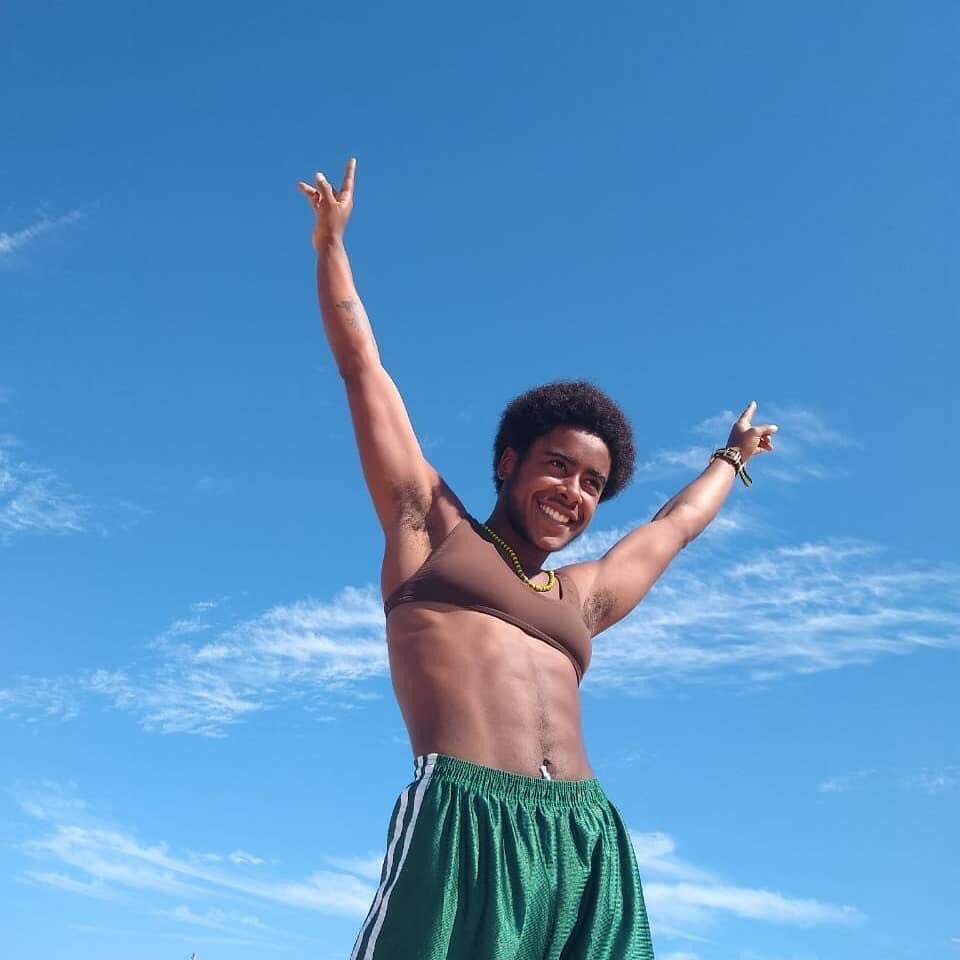 correpop_'s tweet photo. Infelizmente hoje, no dia internacional do combate à #LGBTQfobia, o mundo perdeu mais uma alma, mais um sorriso, mais um artista. Amigos e familiares perderam um menino brilhante, um amigo, que foi mais uma vítima da nossa sociedade. Esteja em paz, Demétrio. https://t.co/RsTy5XRlr1