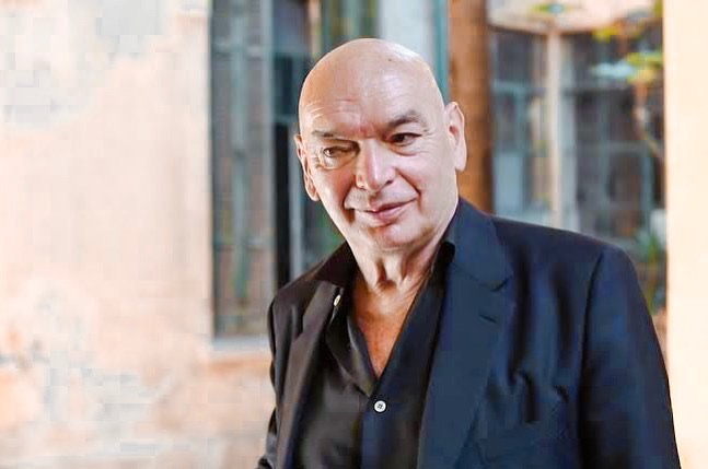 🎙️ Comment réinventer la ville de demain, quelle politique urbaine mettre en place ? #JeanNouvel s'exprime à 18h sur <a href="/franceinter/">France Inter</a> pour réfléchir au futur de la ville et à quoi devraient ressembler nos logements dans un monde idéal. bit.ly/3bIU3jQ <a href="/ClaireServajean/">Claire Servajean</a>