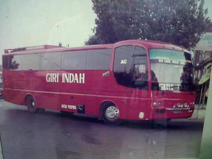 Giri Indah saat masih aktif jalan wonogiri-jakarta

Setelah Kris on 1998, unit banyak ditarik leasing Sun &amp; dealer Hudaya.
Trayek biskota dibeli Katona grup

Tersisa trayek palembang-Jakarta &amp; terakhir 2005an GI masih jalan cikarang-Tangerang &amp; cikampek-kalideres