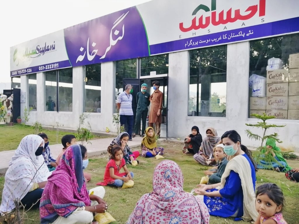 MaleehaHashmey's tweet image. Today&apos;s iftaar was the BEST so far, as I visited #EhsasProgram Panagah &amp;amp; made some new friends at Langarkhana. Amazing food, lovely company,👌weather! 💜

کھلے دل کے مخلص، ہمارے پاکستانی 😍

Glad to see that all kids were school-going. Some missed school, some, like me, didn&apos;t 😂