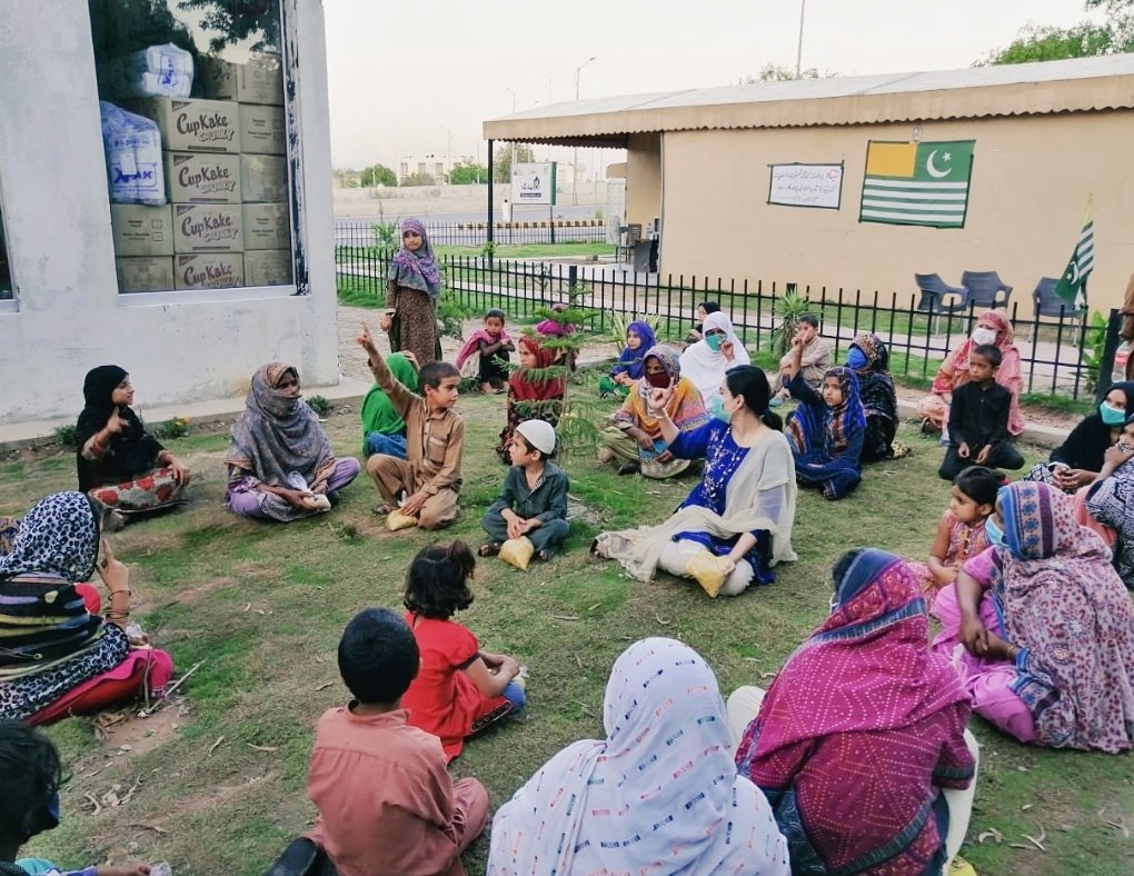MaleehaHashmey's tweet image. Today&apos;s iftaar was the BEST so far, as I visited #EhsasProgram Panagah &amp;amp; made some new friends at Langarkhana. Amazing food, lovely company,👌weather! 💜

کھلے دل کے مخلص، ہمارے پاکستانی 😍

Glad to see that all kids were school-going. Some missed school, some, like me, didn&apos;t 😂