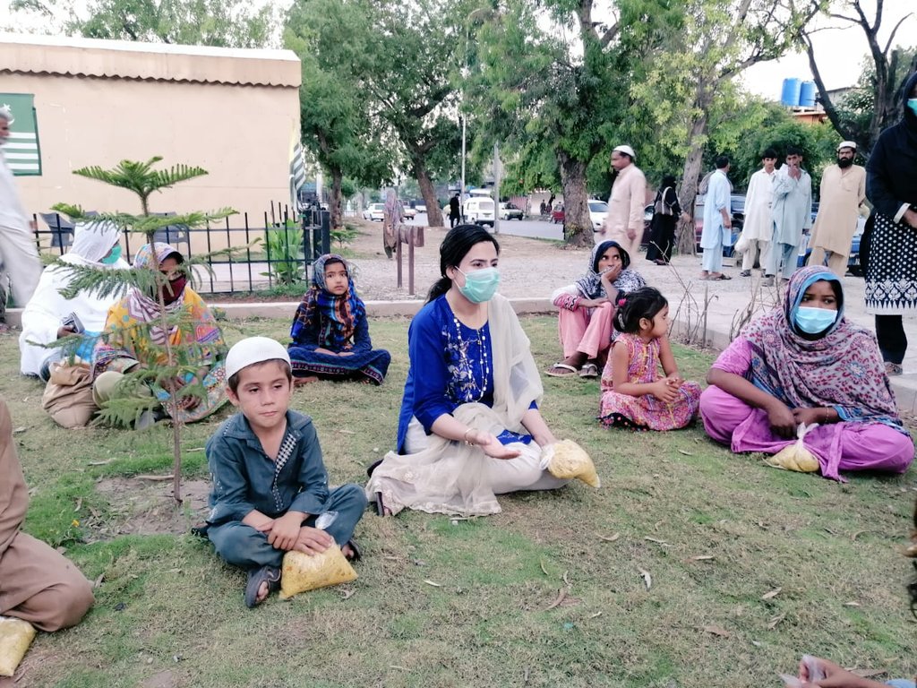 MaleehaHashmey's tweet image. Today&apos;s iftaar was the BEST so far, as I visited #EhsasProgram Panagah &amp;amp; made some new friends at Langarkhana. Amazing food, lovely company,👌weather! 💜

کھلے دل کے مخلص، ہمارے پاکستانی 😍

Glad to see that all kids were school-going. Some missed school, some, like me, didn&apos;t 😂
