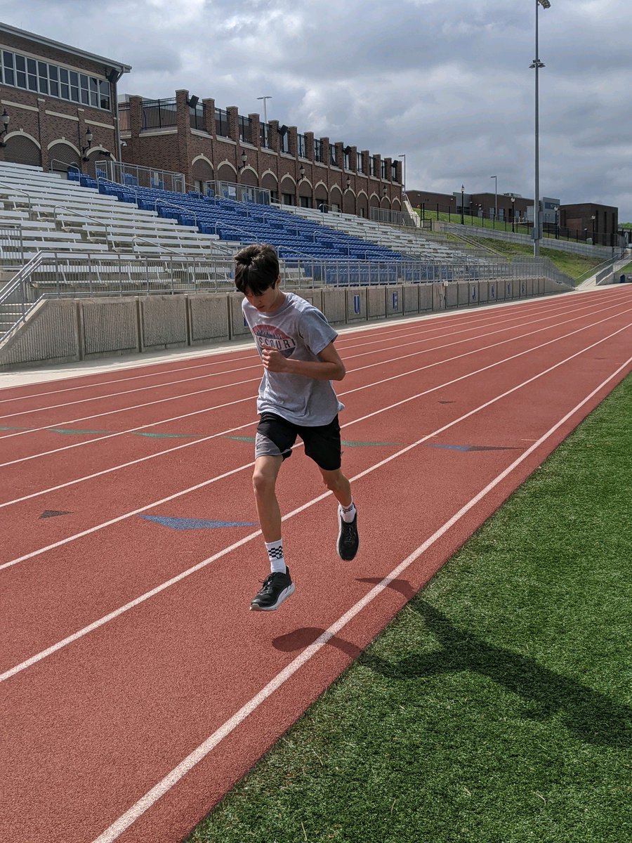Charlie03618835's tweet photo. @BigRiverRacing #GatewayVirtualTrackSeries 1600 meter run, time and photo by Samantha Kinslow (mother). https://t.co/lWzI7vOrqN