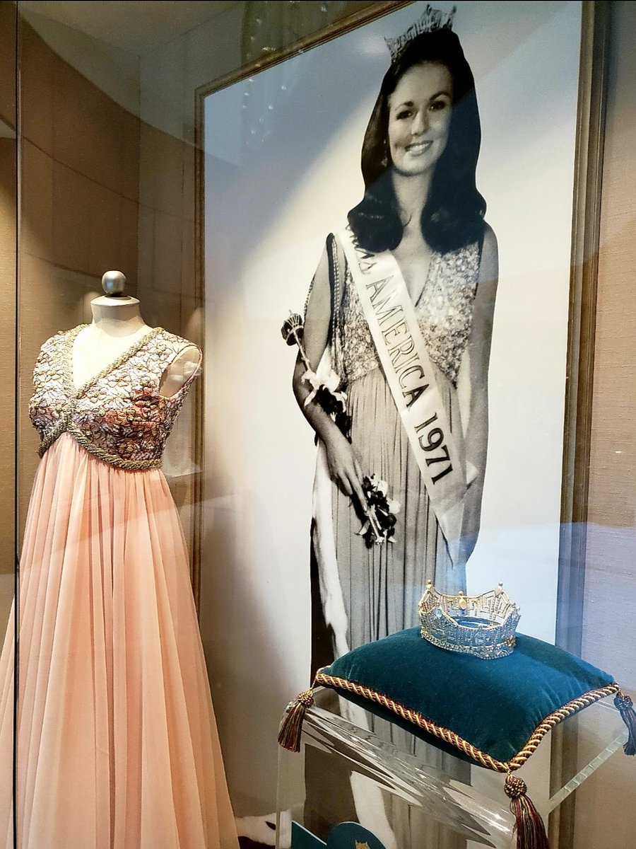 @MissAmericaTX Sadness stretching from Deep in the Heart of Texas to The Boardwalk in Atlantic City: Remembering Phyllis George. (Photo of her crown and gown from @MissAmerica exhibition in AC a couple years ago)