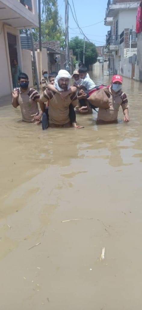 Soniainsan0997's tweet photo. शाह सतनाम जी ग्रीन ऐस वैलफेयर फोर्स विंग के जवान करनाल के रावर गांव मे नहर टुटने से जलभग्न हुऐ गांव मे से लोगो व बच्चो को बहार निकालते हुऐ https://t.co/IPbm2xqK2O