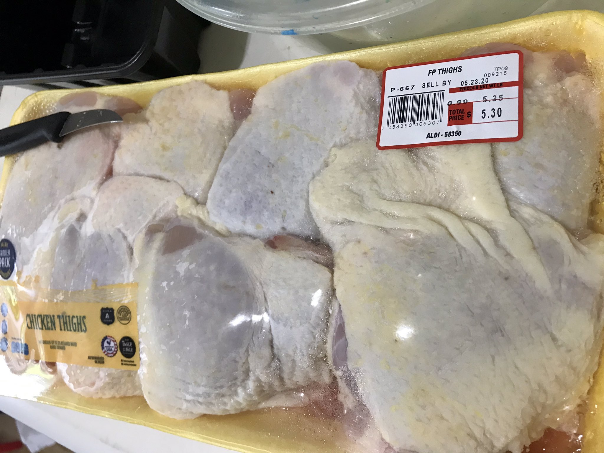 ふらカナ 閲覧注意 アメリカの皮付きチキンは 羽の根元 なのかな が残ってる時があるので 私はまずその根元を抜いてます 指でもつまみ出せるけど 魚の骨抜きが圧倒的に使いやすい 築地正本さんのこれ 魚の骨よりチキンに多く使ってますw