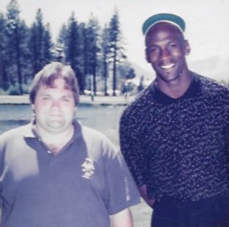 fer_tirado's tweet photo. Carlos Bremer , el amigo mexicano de Michael Jordan .

Cómo es que alguien se hace amigo de MJ ?

Aquí la historia 

https://t.co/32Zk2XEfS1 https://t.co/bWGexTnCNW