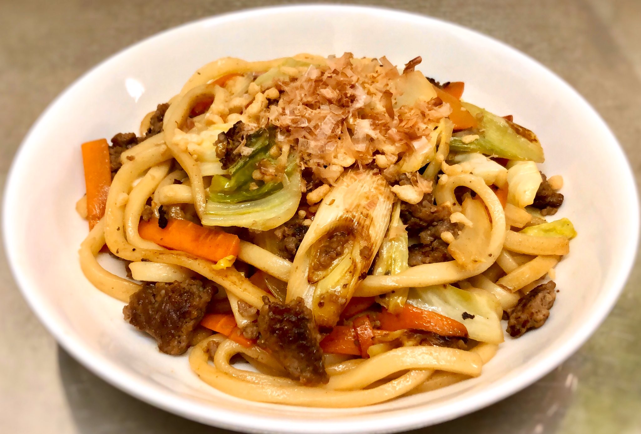 麦ライス シェフ 料理家 コクうま焼きうどん うどん2玉と好きな野菜とお肉 めんつゆ 大さじ4 醤油 小さじ2 中濃ソース 小さじ2 ほんだし 小さじ1 野菜とお肉に下味の塩を振ってよく炒め 2分チンしたうどんを入れ調味料を回し入れ完成