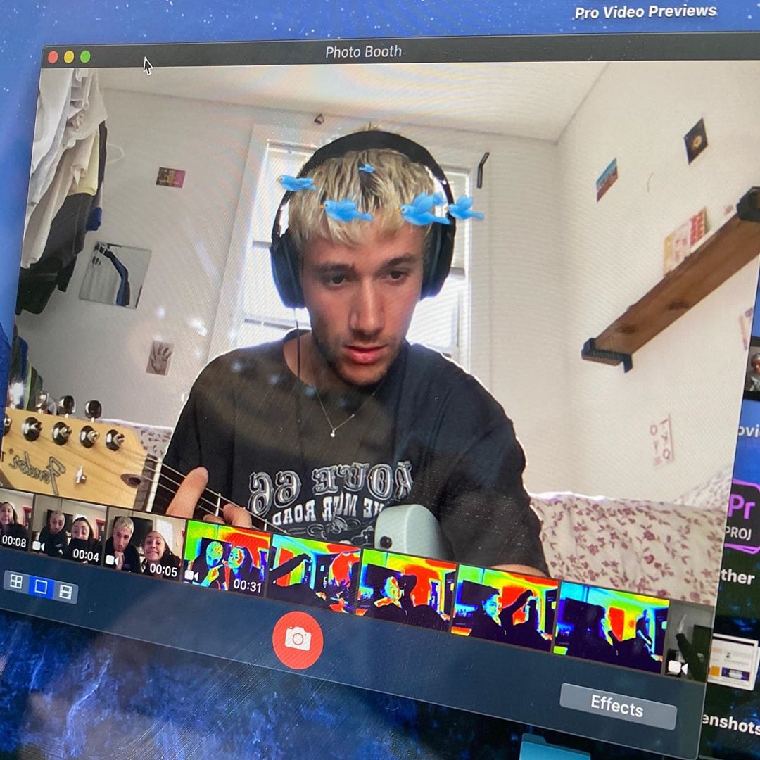 InMyAstroworld's tweet photo. it's been a month since 'lind' dropped &amp; omfg i can't believe it! lind was an escape to this beautiful heaven-like experience which i never felt before &amp; i have an emotional connection to it!✨ thank u jerm!🖤🥺  #selfiesforjeremy #selfiesforlind @jeremyzucker #wermiculture https://t.co/VvjCVxpSf0