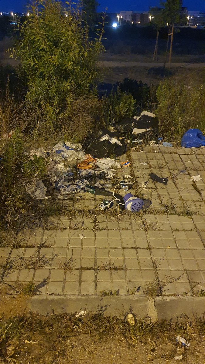 AsocVecElOlivar's tweet photo. De oficio, y por motivos de salud pública, @AytoAlcalaH os instamos a la limpieza de esta zona. Estamos esperando a que se constituya el Ente... pero más de un año... es mucho tiempo... @AHMedioAmbiente #vertederolivar https://t.co/sBf7O1r6Gg