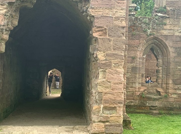 stonecoldfrost's tweet image. Social distancing finally perfected!

#spofforthcastle 
#spofforth
#englishheritage 
#SocialDistancing 
#winningatlife