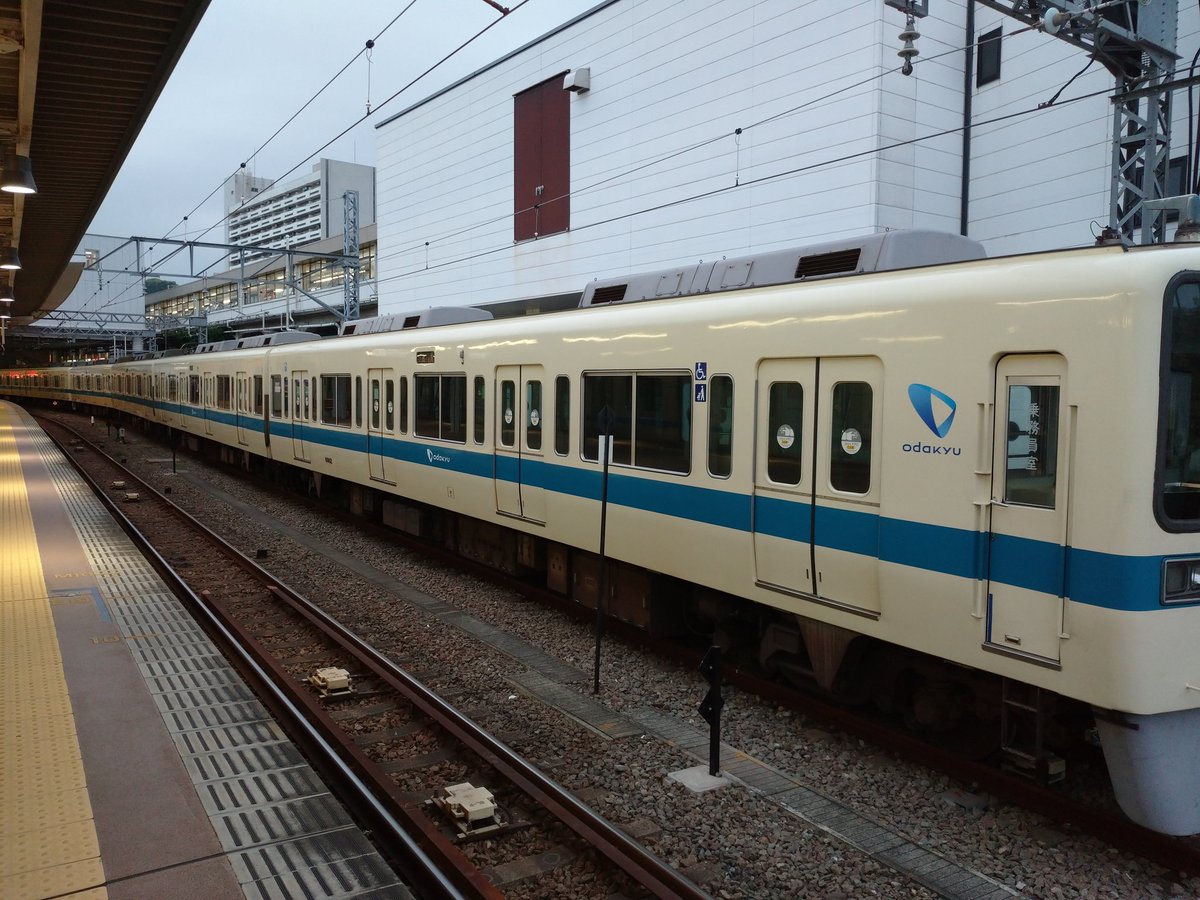 Tomy S ホームタウン小田原 On Twitter １枚目 1000形と留め置きの8000形 ２枚目 ３枚目は先頭車の正面 先頭車から後方車両 ４枚目はオマケです笑 ４枚目は東海道新幹線始発前の保線車両による確認列車です