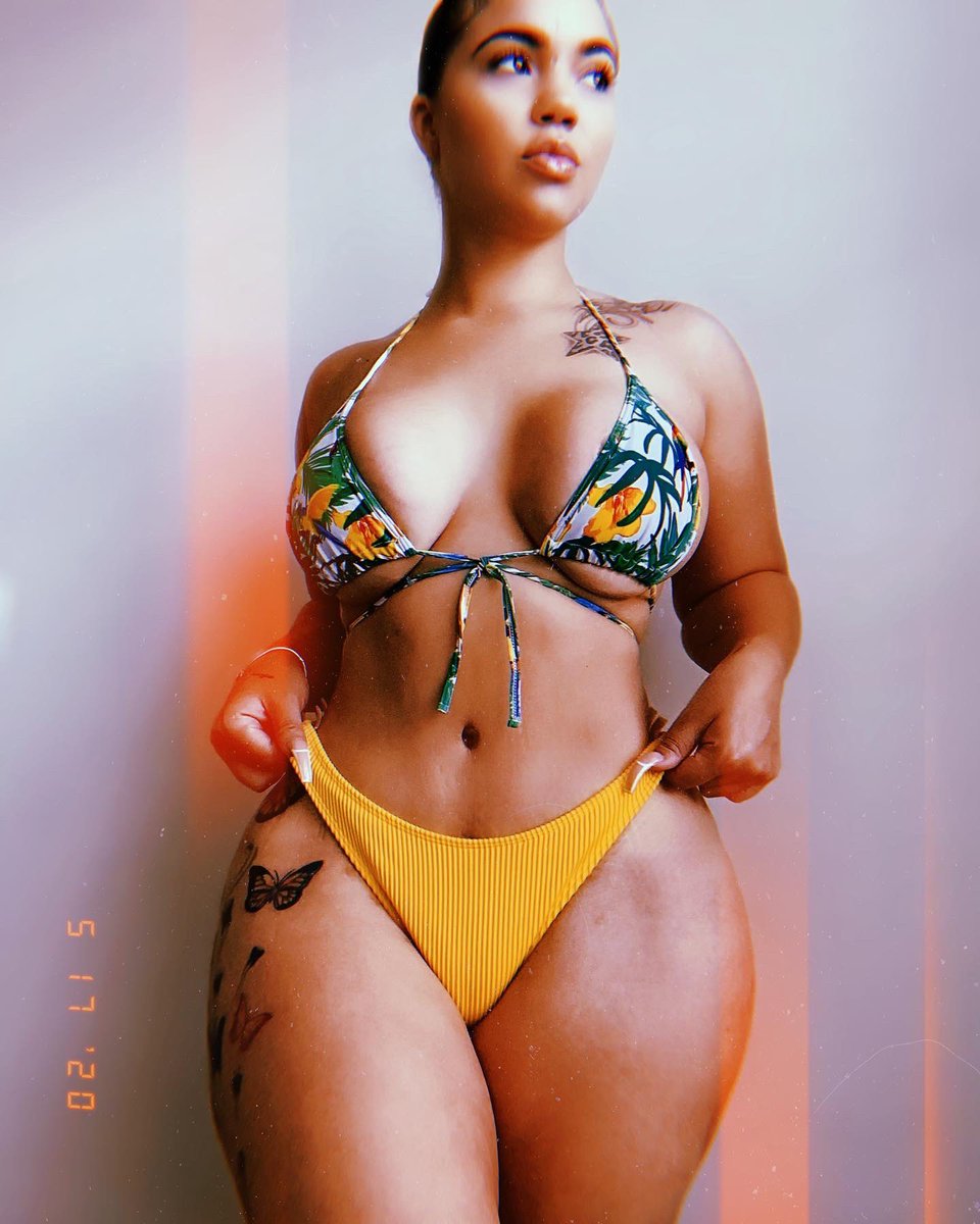 RenniRucci's tweet photo. bad yellow bitch, I just be glowing π» #TheQuickTape https://t.co/NSuSlyct4a