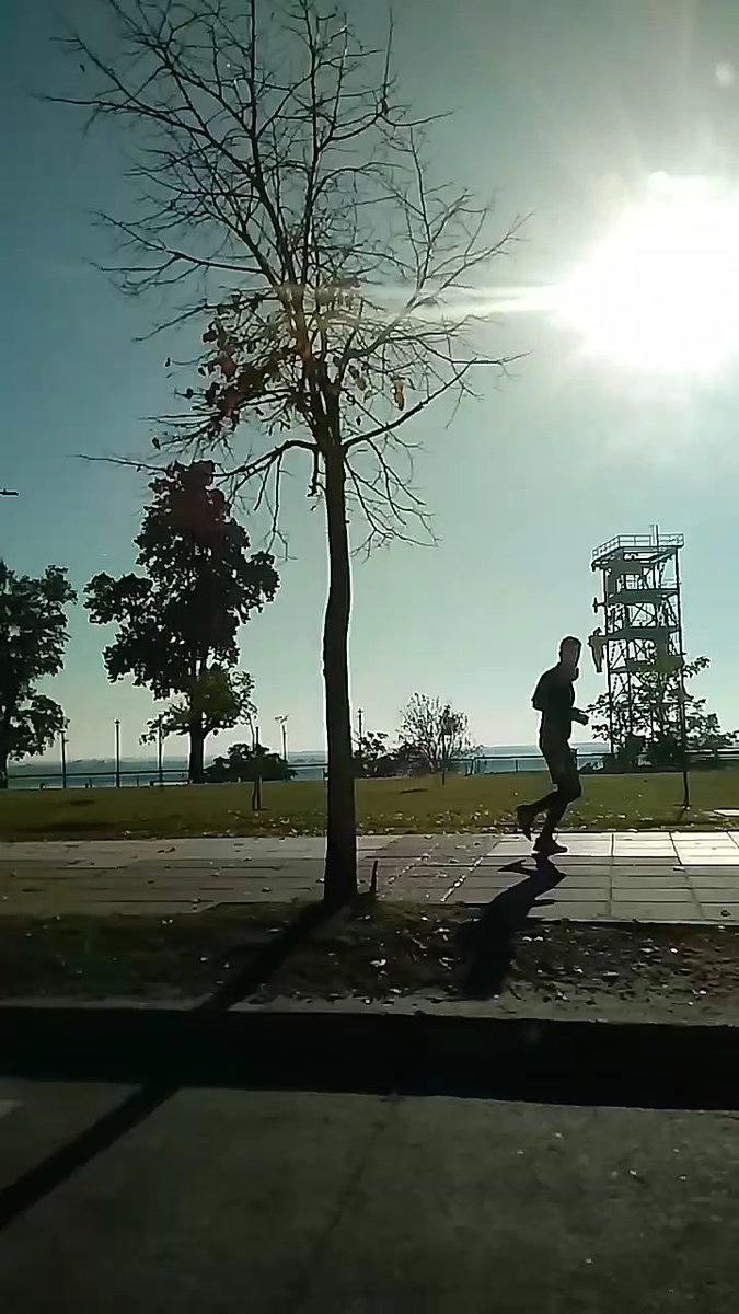 RamalloFelix's tweet photo. @tinchoros76 @emergenciasAR @pablojavkin @GustavoAdda @MuniRosario @SeguridadVialMR Y pelotudos corriendo por la costanera . https://t.co/RBugNijEPD