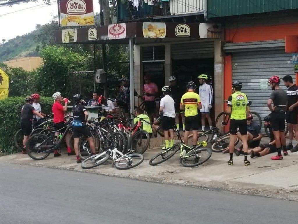 CRCICLISMO's tweet photo. Irresponsables!La directriz es clara para el ciclismo no grupos, distanciamiento y solo burbuja social. Solución que quiten las bicicletas a los que no cumplan la ley! y si algún ciclista se reciente por esto y piensan que nosotros no estamos a favor del ciclismo no nos sigan https://t.co/2yH5krZ6hg