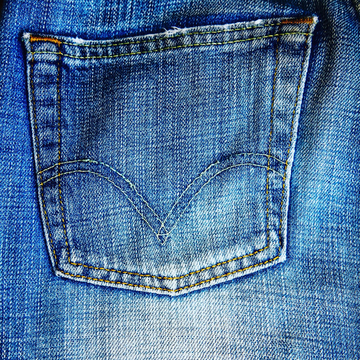 Deze jeans heeft al 8.000 liter water 'gedronken' voordat jij 'm aantrekt. Meer weten over #verborgenwater of een #waterdieet? 👉🏼 brakijmuiden.nl