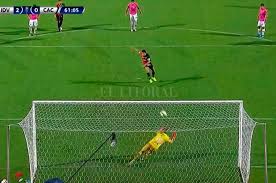 Cinta_roja89's tweet photo. El pulga Rodríguez y su #Coloneada, porque despues del partido contra Atl Mineiro lo remarcaban por el "penal de su vida" tras haber hecho el saltito y gol. Pero unos meses despues llego el real "penal de su vida" https://t.co/feMRZ83e2E