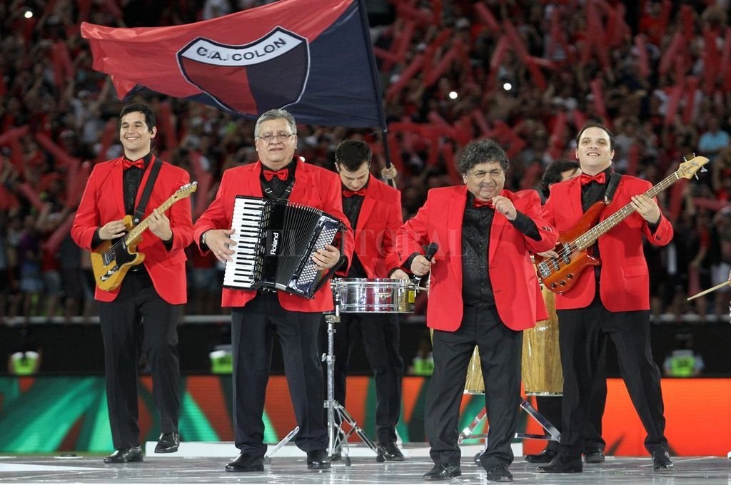 Cinta_roja89's tweet photo. Los Salmeras(con una mano en el huevo izquierdo) va mas alla de la #Coloneada. Hicieron videos deseandole suerte en la final a los jugadores, tocaron en la previa y perdieron 3a1. Ademas hicieron un vivo, a los dias se rompio la racha de casi un mes sin casos de coronavirus en SF https://t.co/213WUOXDoj