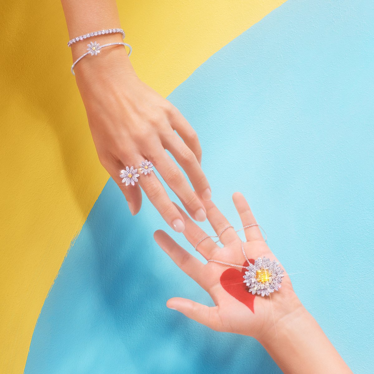AnnLouiseJewel's tweet photo. A pinch of love, a spark of light, that’s the magic filter recipe to create a beautiful bond. #SparkDelight #Swarovski #AnnLouise https://t.co/lvwS5ebz9M