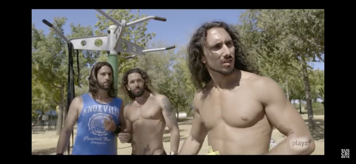 Estos tres titanes melenudos que entrenan duro en el parque son otros míticos de diffferent. Los actores <a href="/Kabesa69Perez/">Álvaro Pérez</a> <a href="/MAURlClOMORALES/">Mauricio Morales</a> y <a href="/YosoyCapoeira/">Ismael Vázquez N.</a>