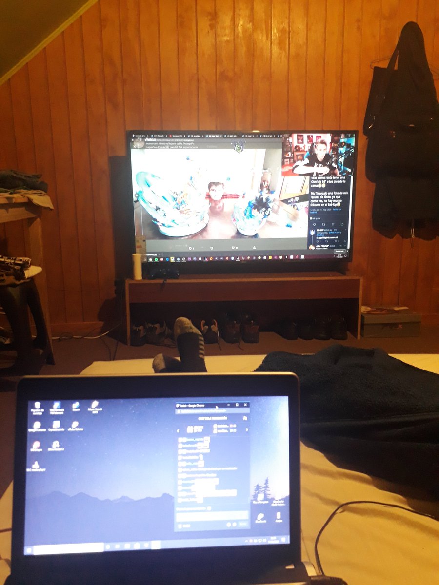 AlejandroR1991's tweet photo. Mi "Set Up", lo que tengo después de emigrar a Chile desde Venezuela... Donde veo mis vídeos y juego al Skyrim xq mi laptop i3 de 3ra generación no da para mucho jajajajaja #RubiusSetup https://t.co/zrhsVzGk77