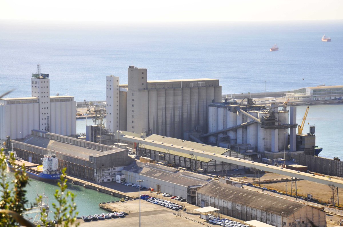 Bcnsingular's tweet photo. Les sitges per emmagatzemar gra i llavors a l'engròs de la companyia Ergransa del #PortBCN https://t.co/yvvCTDyNTy