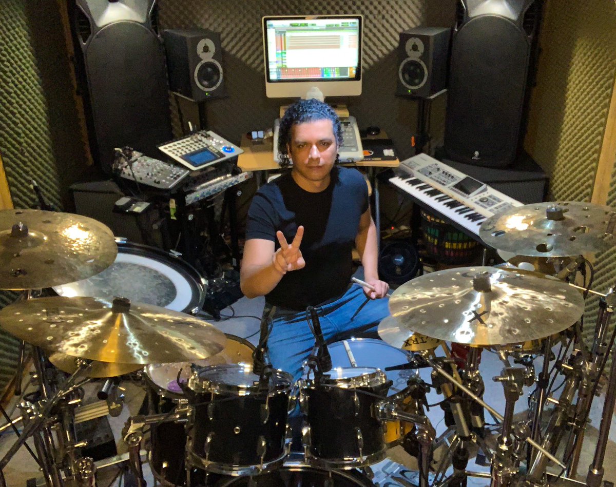 Vorianmusic's tweet photo. Saludos a todos ✌🏼
Aqui desde mi cueva
En cuarenteneado
grabando batacas 🎼🥁👊🏼
⏮⏪⏩⏹▶️⏺
. @Vorianmusic
.
.
.
.
.
.
.
#Vorianmusic #drum #recording #vorian #cuarentena #studio #Grabacion #drums #nuevo #disco 💿 https://t.co/PzcurQWc5T